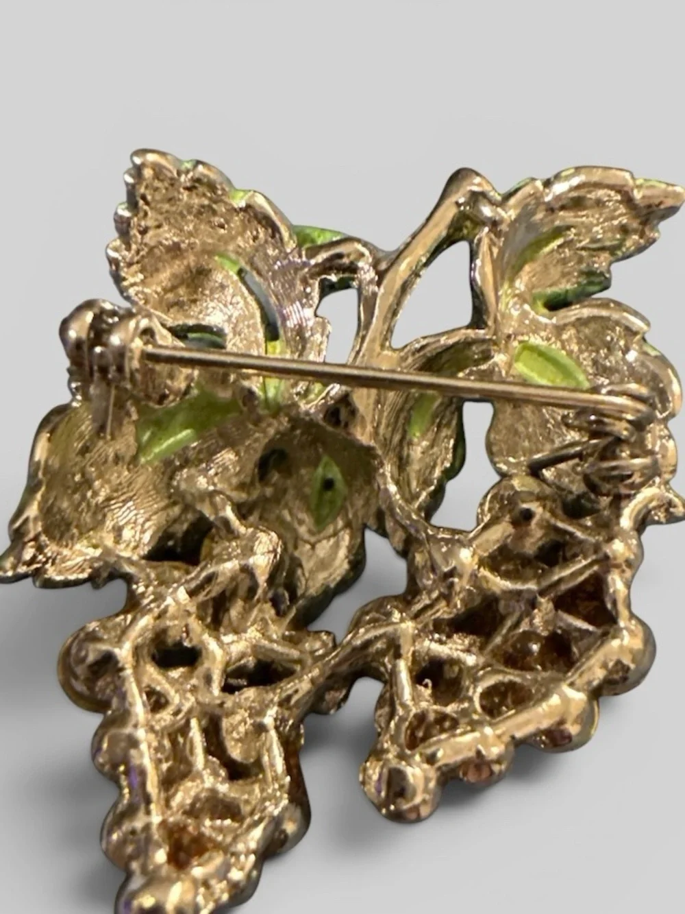 Vintage Green Crystal Grape Cluster Brooch Set in Silvertone